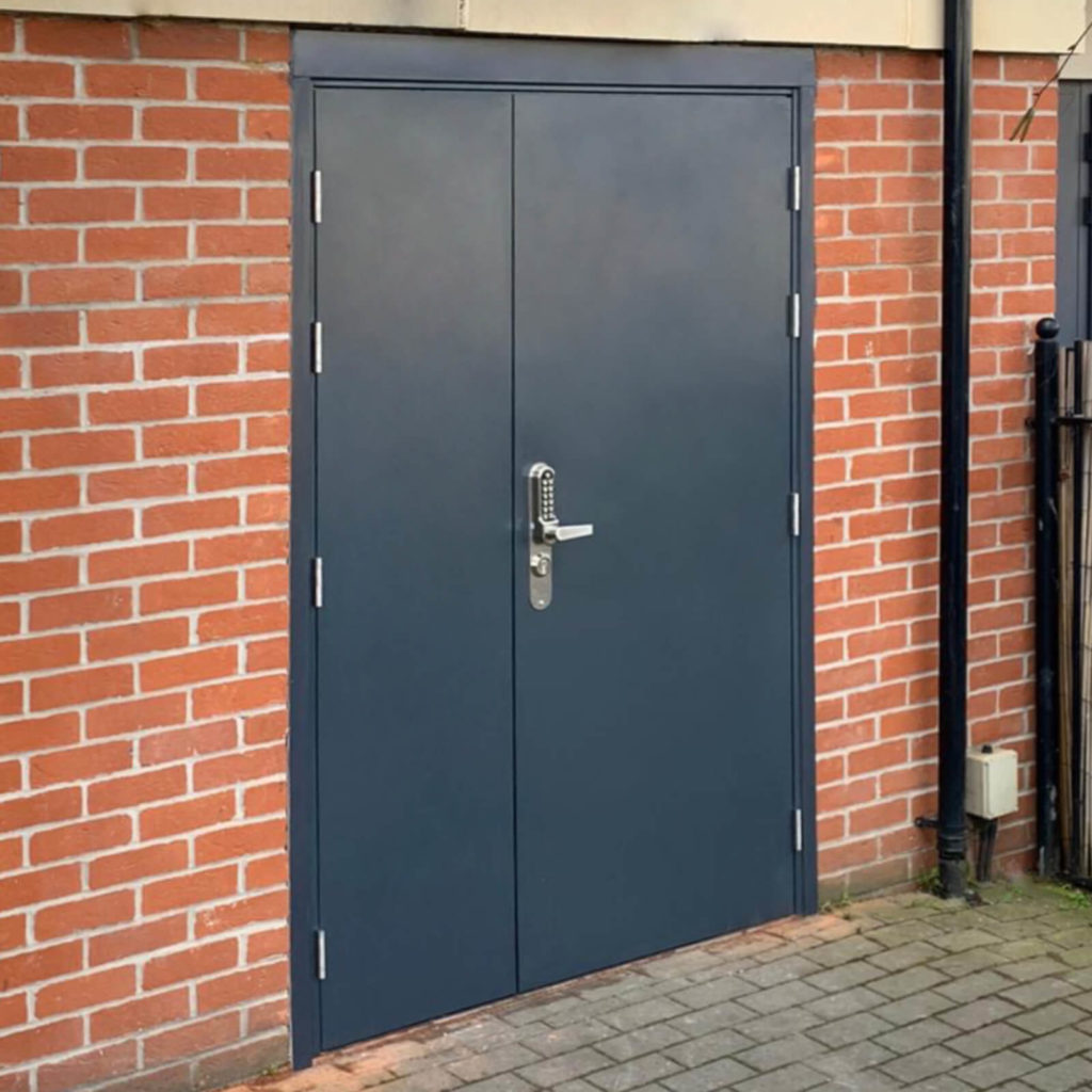 porta blindada em aço para acesso a espaço comercial